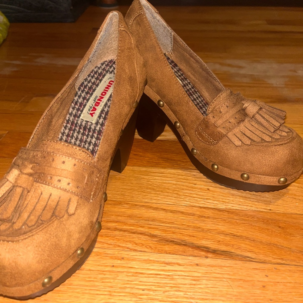 NWOT Preppy UNIQUE heeled brown clogs! UNIONBAY Nicolette block heels